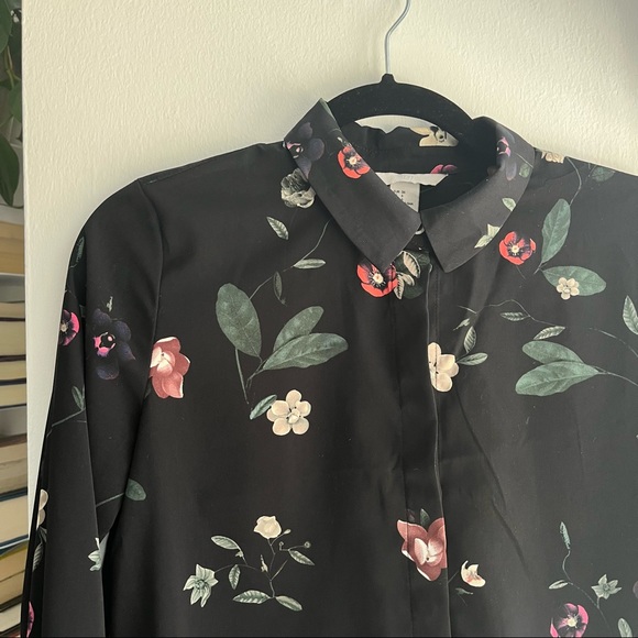 {H&M} 🔷 Black floral button down - Picture 2 of 5
